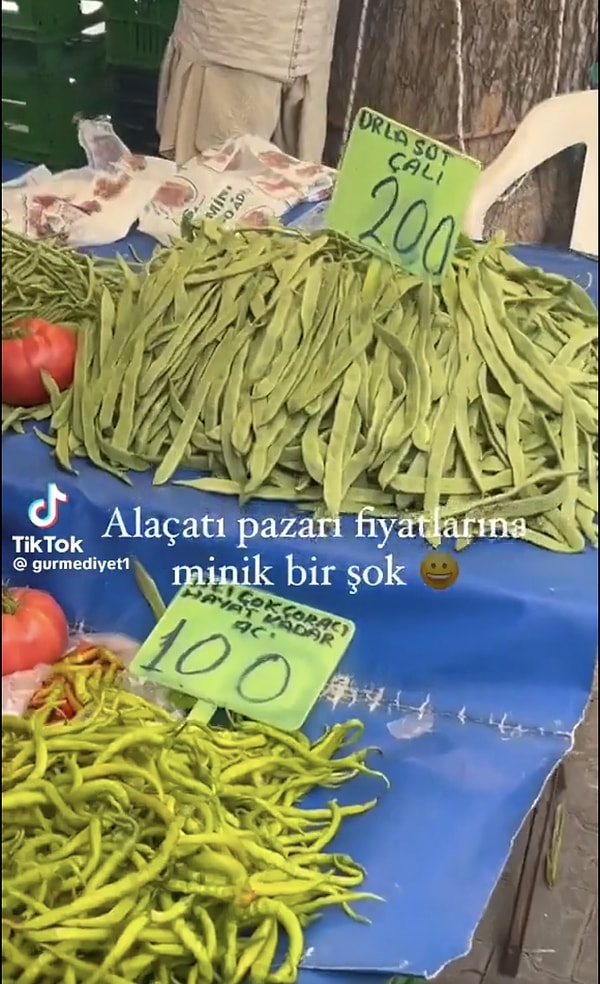 TikTok'ta bulunan gurmediyet1 isimli kullanıcı, Alaçatı pazarını gezerken tezgahtaki etiketleri kaydetti. Bakalım fiyatlar nasıl?