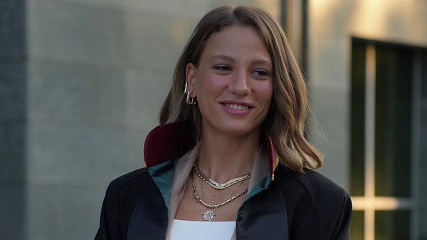 İlk sezonuna doyamadığımız Serenay Sarıkaya'lı “Kimler Geldi Kimler Geçti” dizisi yeni sezonu ile gümbür gümbür geliyor.