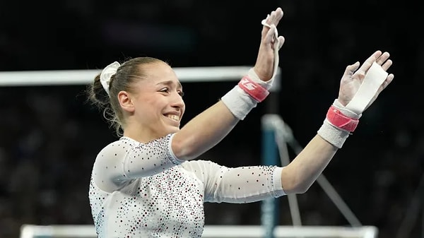 Annesi Fransız, babası Cezayirli olan 17 yaşındaki Nemour, Paris 2024 Olimpiyatları'nın şimdiden en iz bırakan sporcularından biri olmayı başardı.