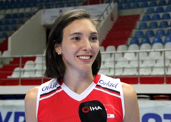 Ünlü voleybolcu Naz Aydemir Akyol, sosyal medya üzerinden ilginç bir açıklamada bulunarak herkesi şaşırttı.