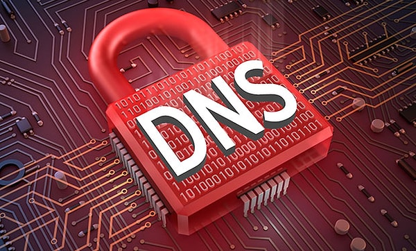 Bu yöntemde de ciddi güvenlik riskleri bulunuyor. Güvenilir olmayan DNS sağlayıcılarının kullanılması halinde, ilgili DNS sağlayıcısı kullanıcıları izleyebiliyor, bilgilerini ele geçirmek ve zararlı yazılım bulaştırmak için farklı sitelere yönlendirme yapabiliyor. Bunun yanı sıra kullanıcının bağlandığı siteyi veya içerikleri de engelleyebiliyor.