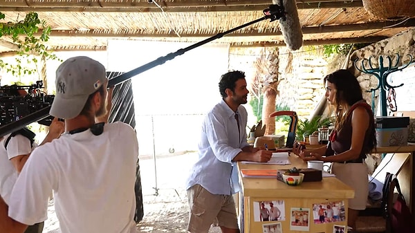 Çocukluk yıllarında tanışan ve yıllar sonra bir araya gelen Aslı ile Ege'nin öyküsünün anlatıldığı filmde pek çok iddialı sahnenin olduğu duyulmuştu.