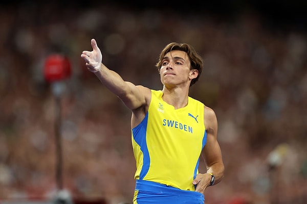 İsveçli sporcu Armand Duplantis 6.10'la sırıkla atlamada olimpiyat rekorunu kırdıktan sonra Yusuf Dikeç'in ikonlaşan hareketini yaparak sevindi.