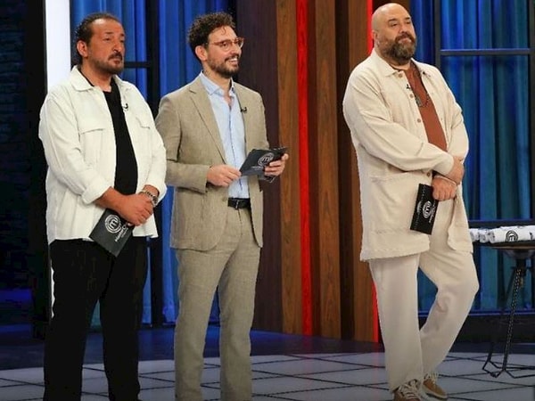 MasterChef Türkiye'de yeni sezon artık resmen başladı. Ana kadroya girmeyi başaran 20 yarışmacı ilk kez takım oyunu için bir araya geldi.