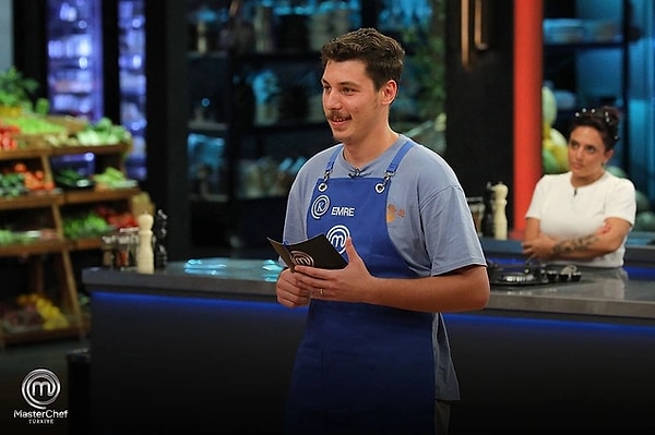 MasterChef Türkiye'de sezonun başlamasının ardından ilk Mavi takım kaptanlığını Emre kazanmış ve Kırmızı takım kaptanlığına Ayşe'yi seçmişti.