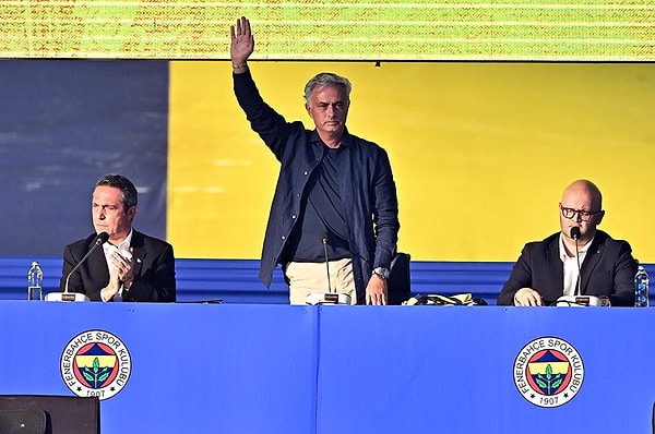 Sezon başında katıldığı Fenerbahçe'de her yaptığı ile gündem olan Jose Mourinho, basın toplantılarında da alışık olduğumuz tavırlarını göstermeye başladı.