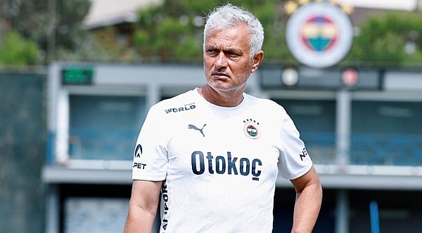 Sosyal medyada Jose Mourinho'nun lig başladıktan sonra rakip takım ve teknik direktörlerle karşılaşması öncesi bu esprili cevaplarının bir ısınma turu olduğu yorumları yapıldı.