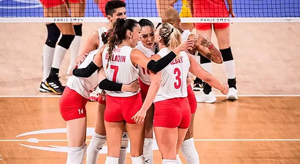 C grubundaki maçlarda Ebrar Karakurt'un ilk 6'da başlamaması yüzünden birçok voleybolsever Santarelli'yi eleştirmişti.