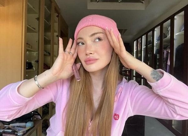 Influencer Danla Bilic, yıllar önce Youtube camiasına, muhabbet edercesine çektiği makyaj videolarıyla atılmıştı. Bilic, çok geçmeden Influencer'lık yolunda kendinden oldukça emin adımlarla yürümüş ve geniş bir kitleye kendini sevdirmeyi başarmıştı.