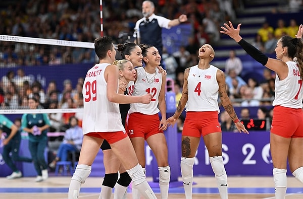 Gurur kaynağımız A Milli Kadın Voleybol Takımımız, bugün  Paris 2024 Olimpiyat Oyunları'nın çeyrek finalinde Çin ile karşılaştı. South Paris Arena'da oynanan nefes kesici maçta kalbimiz yerinden çıkacaktı adeta.