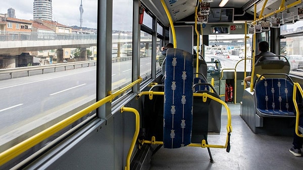 Türkiye'deki toplu taşıma araçlarında, özellikle otobüslerde sıkça rastladığımız o garip minder benzeri nesneler, aslında çok önemli bir işlevi yerine getiriyor.