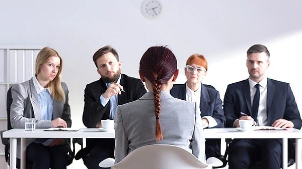 Günlük hayattan bir örnek daha verelim. Mezun oldunuz ve iş arıyorsunuz. Ama işe girmeniz zordur çünkü sizden tecrübe sahibi olmanız beklenir.