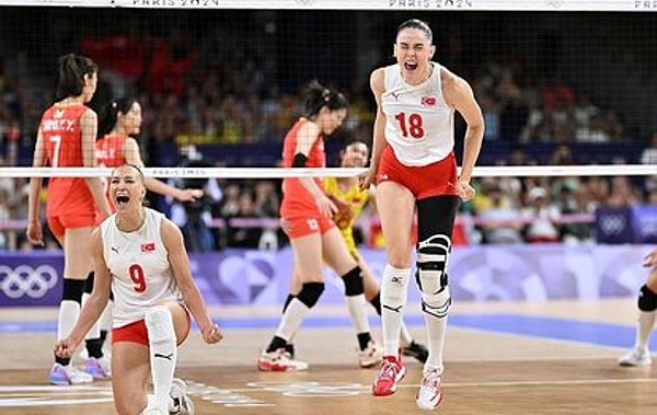 Nefesimizi tutarak izlediğimiz maçı 3-2 skorla kapatan, tarihinde de ilk kez Olimpiyatlarda yarı finale yükselen Filenin Sultanları, ülkeyi ayağa kaldırdı!