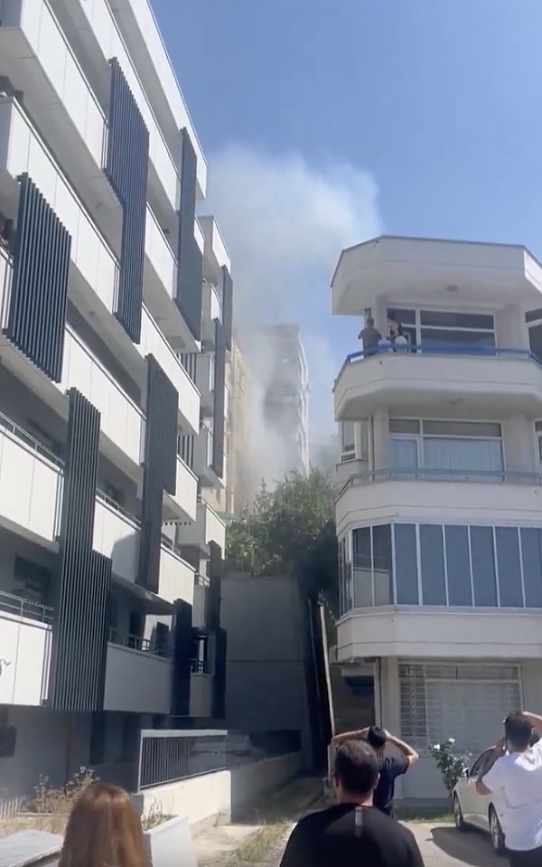 Kemal Altuğ’un yaşadığı evde bilinmeyen bir nedenden dolayı meydana gelen patlama sonrasında çıkan yangına müdahale için bölgeye itfaiye, polis ve doğalgaz ekipleri sevk edildi.