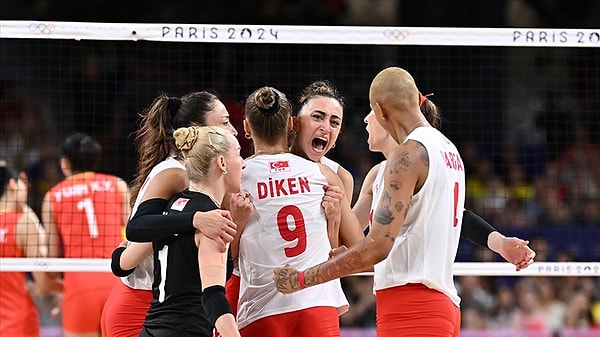 Paris 2024 Olimpiyat Oyunları'nda boy gösteren A Milli Kadın Voleybol Takımımız, turnuvanın çeyrek finalinde Çin'i 3-2 mağlup ederek yarı final bileti almayı başardı.