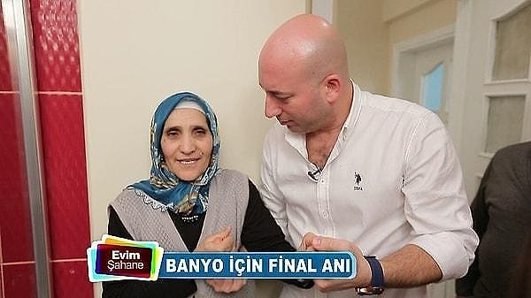 Hatta şu sıralar sosyal medya aleminde geçmişte yaptığı tasarımlarla epey bi' konuşuluyor. Tasarladığı evlere yaptığı dokunuşlar kimi zaman yaratıcı olsa da pek çok insana 'travmatik' geliyor.