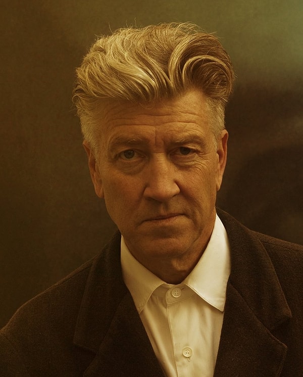 David Lynch, Hollywood dünyasının en usta yönetmenlerinden biri. 78 yaşındaki Amerikalı yönetmen bugüne kadar pek çok filmin yönetmen koltuğunda oturdu.