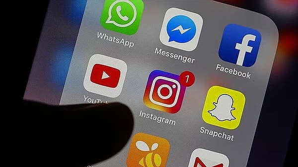 BTK tarafından dört gün önce getirilen Instagram'a erişim yasağına düşünce ve fikir özgürlüğü elinden alınan vatandaşlar başta olmak üzere birçok ünlü isimden de tepki geldi.