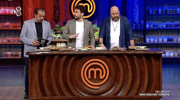 MasterChef'te yeni sezon kadrosu nihayet tamamlandı. Ana kadroya giren 20 yarışmacı bu hafta hünerlerini mavi ve kırmızı takımlar halinde kıyasıya rekabet ederek göstermeye başladı.