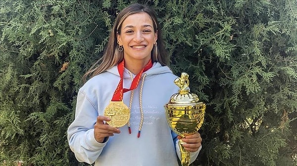 Çakıroğlu, Çinli Yu Wu ile 9 Ağustos Cuma günü TSİ 22.47'de Roland-Garros'ta altın madalya müsabakasına çıkacak.