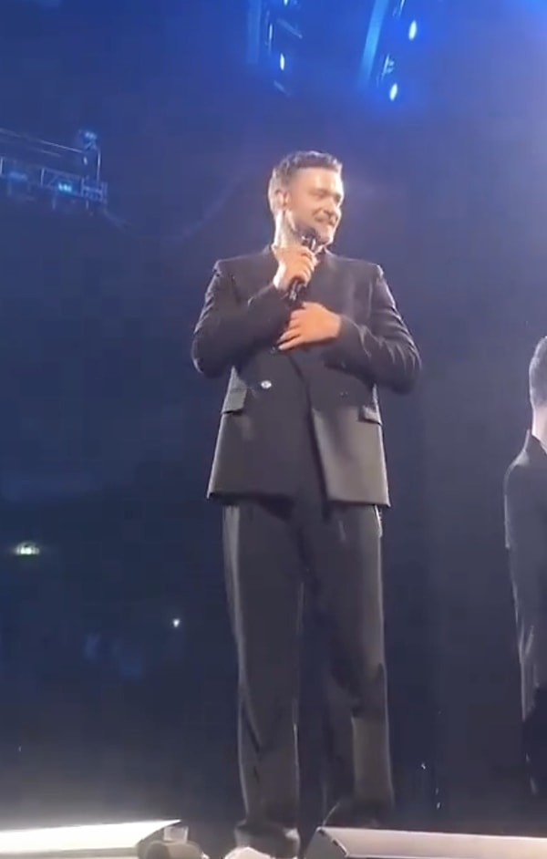 Bu kez de Justin Timberlake'in geçtiğimiz Mayıs ayında konserini yarıda kesip kendisine sesini duyurmaya çalışan "Nazlı" isimli Türk hayranıyla hatıra fotoğrafı çekildiği görüntüler gündem oldu.