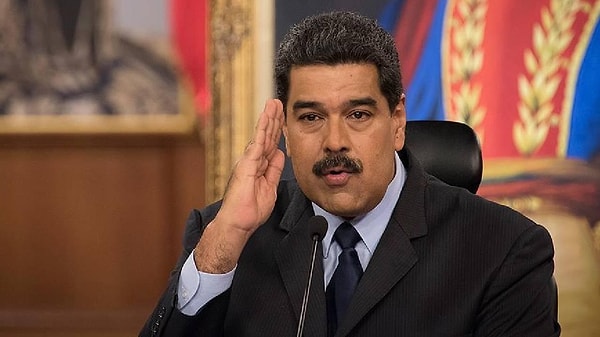 Venezuela'nın başkenti Caracas'ta katıldığı özel bir televizyon yayınında, telefonun ekranını kameralara gösteren Venezuela Devlet Başkanı Nicolas Maduro, WhatsApp uygulamasını sildi.