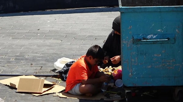 Beyoğlu Karaköy'de bu numarayı biraz abartan bir kadın ise yakayı fena ele verdi. Kadının önce çöp konteynerlerinin yanında yanında evinden getirdiği yemekleri yemeye başladığı fark edildi.