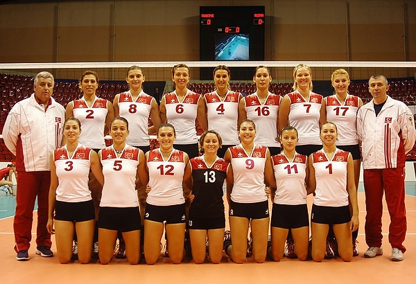 Kadın milli voleybol takımımızla girip 'Filenin Sultanları' unvanını 2003 yılında alan efsane bir kadro vardı hatırlarsanız. Neslihan Demir, Esra Gümüş, Bahar Mert, Sinem Akap, Özlem Özçelik, Aysun Özbek, Mesude Kuyan, Pelin Çelik, Çiğdem Can Rasna, Gülden Kayalar ve Seda Tokatlıoğlu...