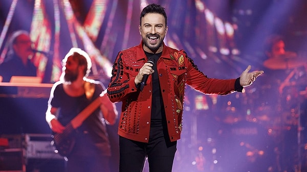 Geçtiğimiz gece konserinde seyircilerin arasından "Tarkan amca" diye seslenen minik hayranını duyan Tarkan anında yüzlerce kişinin arasından sevimli çocuğu fark etti. Küçük hayranına öpücük atan ve gülümseyen Megastar kalpleri sımsıcak yaptı!