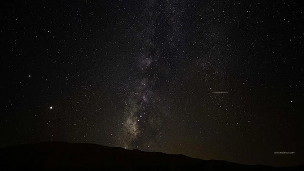 “Perseid Gök Taşı Yağmuru, 109P/Swift-Tuttle Kuyruklu Yıldızı'ndan ayrılan küçük kayaç ve toz parçalarının Perseid yağmurunun kaynağı olduğu biliniyor. Çekirdeği 26 kilometre çapa sahip Swift-Tuttle Kuyruklu Yıldızı, Güneş çevresindeki turunu 133 yılda tamamlıyor. 14 Temmuz ile 1 Eylül tarihleri arasında gerçekleşecek Perseid gök taşı yağmurunun en yoğun gözlenebileceği tarih 12-13 Ağustos gecesi olacak. Perseid en yoğun meteor yağmurlarından biridir ve yağmurun yoğun olduğu günlerde saatte 75-100 adet meteor gözlenebilir. Ay bu tarihte ilk dördün evresinde olup gece yarısından önce batmış olacak. Meteorlar, Kahraman (Perseus) Takımyıldızı'nın bulunduğu bölgeden yayılıyormuş gibi görünecek.”