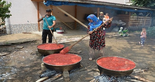 Çanakkale domatesinden Fethiye domatesine kadar bölgede olan çeşit çeşit domatesler seçilir, odun ateşinde mis gibi kaynatılır.