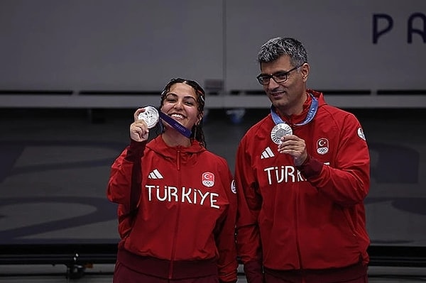 2024 Paris Olimpiyat Oyunları'nın atış kategorisinde gümüş madalya kazanan milli atıcımız Yusuf Dikeç'in ikonik pozu sosyal medyanın gündeminden düşmüyor. Tüm dünyaya adını duyuran Dikeç'in silah pozunu vermekten geri durmayan isimlerden biri de Cem Yılmaz oldu.