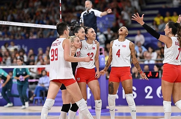 Geçtiğimiz günlerde tarihe altın harflerle kazınacak, gururu dibine kadar yaşatan bir olay yaşandı biliyorsunuz! Olimpiyatlarda Çin'i mağlup eden A Milli Kadın Voleybol Takımı'mız tarihinde ilk kez yarı finale yükseldi!