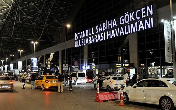 O anlar telsiz konuşmalarında kayıt altına alındı. Yapılan telsiz konuşmasında, pilotun, "Bir tane yolcumuz var. İndikten sonra polis talep etmekteyiz" dediği, trafik kontrolörünün "Efendim yolcu ile ilgili bilgi alabilir miyim?" demesi üzerine, pilotun "Arka tarafta oturan 30 yaşlarda bir hanımefendi psikolojik problemleri olduğunu düşünüyoruz" şeklindeki telsiz konuşmaları kayıt altına alındı.