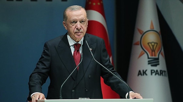 AK Parti Rize İl Başkanlığının sosyal medya hesabından yapılan paylaşımda, “AK Parti Genel Başkanı Recep Tayyip Erdoğan'ın tensibiyle Rize İl Başkanlığına Yılmaz Katmer'in atandığı” duyuruldu. Yeni il başkanlarının görev yazılarını aldığı ve Cumhurbaşkanı Recep Tayyip Erdoğan'la bir araya geldiği fotoğraflar da paylaşıldı. Eski Rize İl Başkanı Hikmet Ayar, eski Şanlıurfa İl Başkanı Ali İhsan Delioğlu, eski Mardin İl Başkanı Vahap Alma ve eski Kahramanmaraş İl Başkanı Cüneyt Doğan'a çalışmalarından dolayı teşekkür edildi.