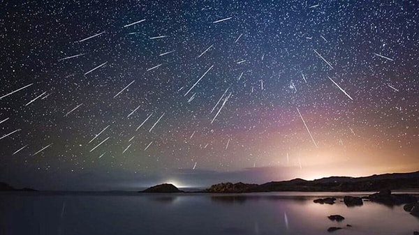 Perseid meteor yağmuru, boyutları kum tanesi ile çakıl taşı arasında değişen meteoroidlerden oluşur ve bu meteoroidlerin kıvamı, bir puro külüne benzer.