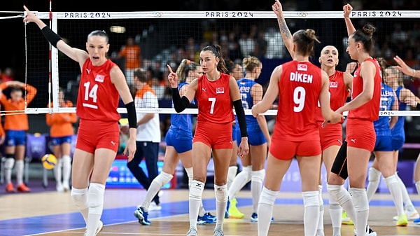 Olimpiyat Oyunları tarihinde ilk kez yarı finalde mücadeleye etmeye hak kazanan A Mili Kadın Voleybol Takımımız, bu akşam saat 21'de İtalya ile kozlarını paylaşacak.