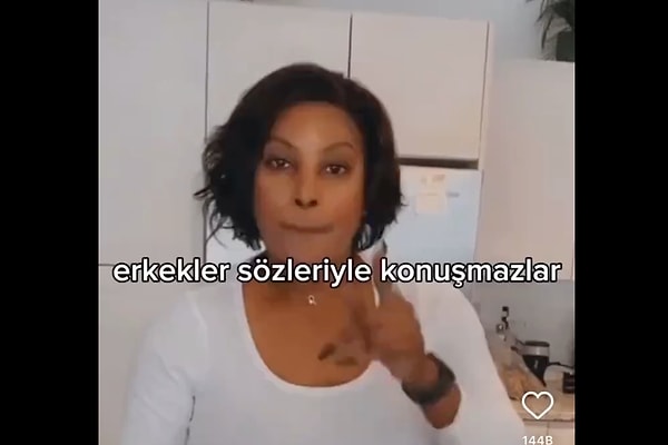 "Erkekler karmaşık değildir. Sözleriyle değil davranışlarıyla konuşurlar" diyen kadının videosu hem erkekler hem kadınlar tarafından beğeni topladı.