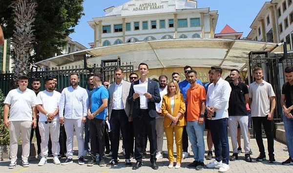 CHP Antalya İl Gençlik Kolları üyeleri, Antalya Adliyesi önünde bir araya gelerek, sosyal medya platformu Instagram'a ilişkin erişim engeli kararı alan BTK hakkında suç duyurusunda bulundu.