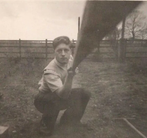 1957'de deklanşöre bir tahta parçası yardımıyla basan genç bir adamın çektiği selfie.