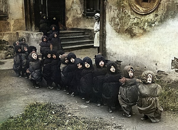 1930'da çekilen fotoğrafta SSCB'de yaşayan çocuklar yatakhanelerine giderken uyku tulumlarında.