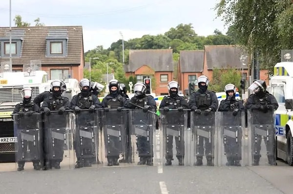 Brighton'da, bir göçmenlik avukatının ofisinin önünde toplanan sekiz aşırı sağcı protestocu, binden fazla karşıt gösterici tarafından sarılınca polis korumasıyla binaya sığınmak zorunda kaldı.