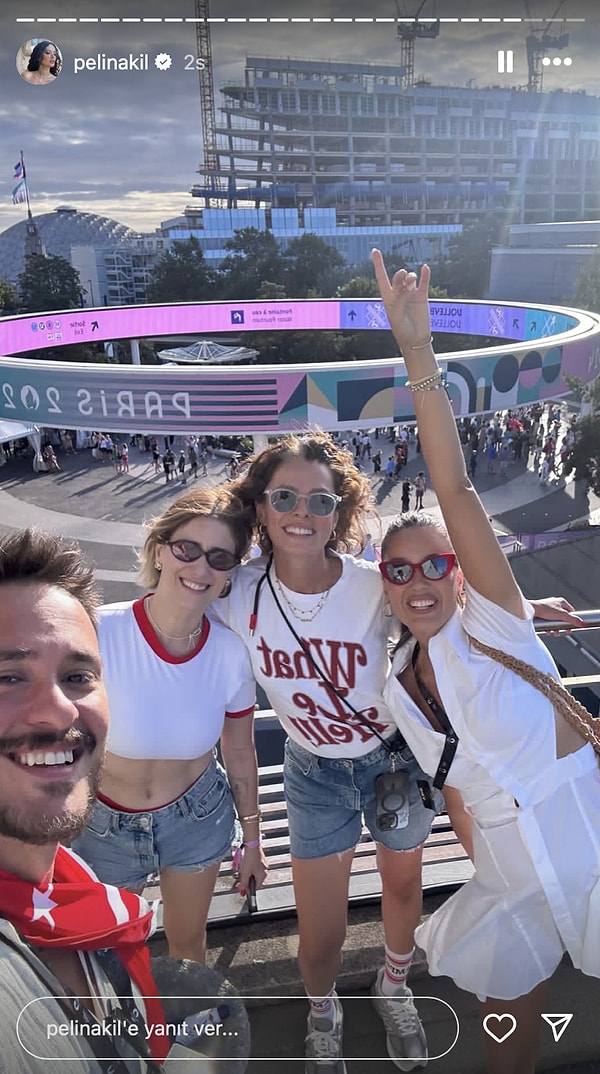 Pelin Akil ve Anıl Altan, Paris 2024 Olimpiyatları'nda Hazal Kaya ve Özge Özpirinçci'yle karşılaştı.