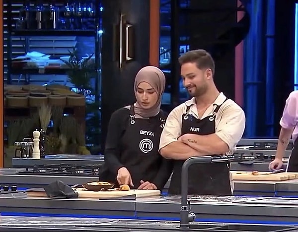 8. MasterChef Türkiye tüm hızıyla sezona giriş yaparken, iki yarışmacı arasındaki tatlı iletişim izleyicilerin gözünden kaçmadı ve ilişki iddiaları ayyuka çıktı.