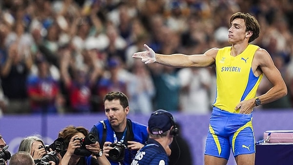 Olimpiyat rekoru kıran Armand Duplantis'in sevincini Yusuf Dikeç'e selam çakarak kutlaması tüm dünyada tekrar bu hareketi manşetlere taşırken artık yavaş yavaş yeşil sahalar da bu hareketten nasibini alıyor.