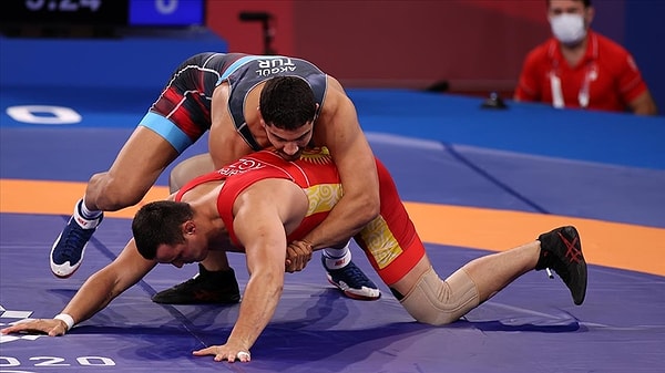 Repesajın tanımı şu şekilde yapılıyor: Turnuvalarda, genellikle tek maç üzerinden elemeli bir sistemle finale doğru ilerlenir. Finalde, bütün maçlarını kazanıp finale çıkan iki sporcu haricinde bu süreçte yendikleri rakipler tekrar tek maç üzerinden elemeli olarak karşılaşırlar. Bu maçların amacı, bronz madalyaları kazanan iki sporcuya belirlemektir. Yani, repesaj maçları, bronz madalya şansı sunan ve bu şansı elde etmek için yapılan mücadeleleri ifade eder.