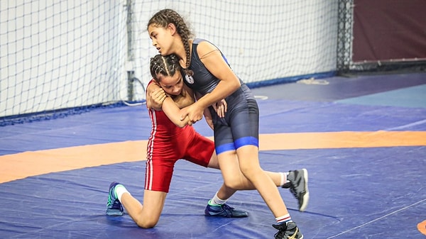 Gülümseyen sonrasında ise İstanbul Büyükşehir Belediyesi’nin küçük kız çocuklarının spor yapmasını teşvik etmek amacıyla kurduğu güreş takımını eleştirdi.