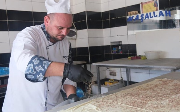 Adanalıların çok sevdiği et ile tatlıyı buluşturduğunu belirten Büyükdaş, dünyada ilk olduğuna dikkat çektiği kıymalı baklavanın patentini almak için de başvuruda bulundu.