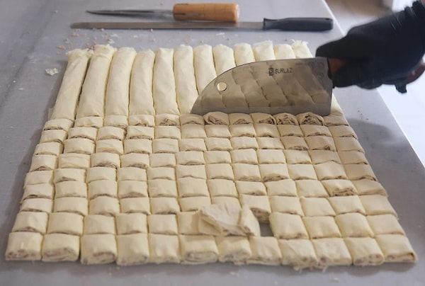 Yeni baklava çeşidine ilginin yoğun olduğunu kaydeden Büyükdaş, kıymalı baklavanın kilosunu ise 600 TL’den satışa sundu.