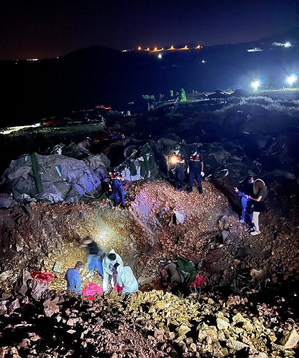 Barınağın sınırları içerisinde ve birkaç kilometre ilerisinde açılan çukurları fark eden hayvan hakları savunucuları, onlarca parçalanmış köpek cesedi ile karşılaştı.